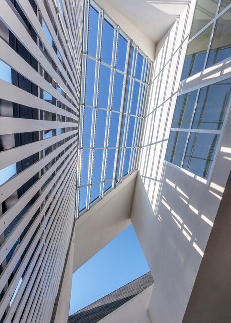 南加利福尼亚建筑学院设计的ivrv黑屋-住宅建在大洛杉矶章人类家园附近,一个非营利组织,为无家可归者的人构建了需要。占地1185平方英尺,两层的家包含三间卧室和两个完整的浴室。顶部有三角玻璃套在屏幕,让光线和空气进入庭院和车库,同时也保护了家庭的入侵者。因此可以在感觉家庭的安全的同时享受时光---酷图编号1163297