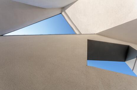 南加利福尼亚建筑学院设计的ivrv黑屋-住宅建在大洛杉矶章人类家园附近,一个非营利组织,为无家可归者的人构建了需要。占地1185平方英尺,两层的家包含三间卧室和两个完整的浴室。顶部有三角玻璃套在屏幕,让光线和空气进入庭院和车库,同时也保护了家庭的入侵者。因此可以在感觉家庭的安全的同时享受时光---酷图编号1163298