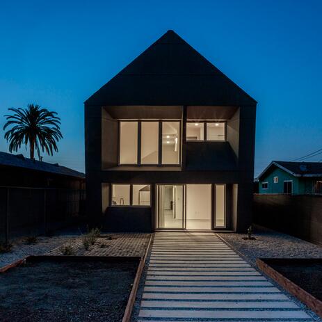 南加利福尼亚建筑学院设计的ivrv黑屋-住宅建在大洛杉矶章人类家园附近,一个非营利组织,为无家可归者的人构建了需要。占地1185平方英尺,两层的家包含三间卧室和两个完整的浴室。顶部有三角玻璃套在屏幕,让光线和空气进入庭院和车库,同时也保护了家庭的入侵者。因此可以在感觉家庭的安全的同时享受时光---酷图编号1163299