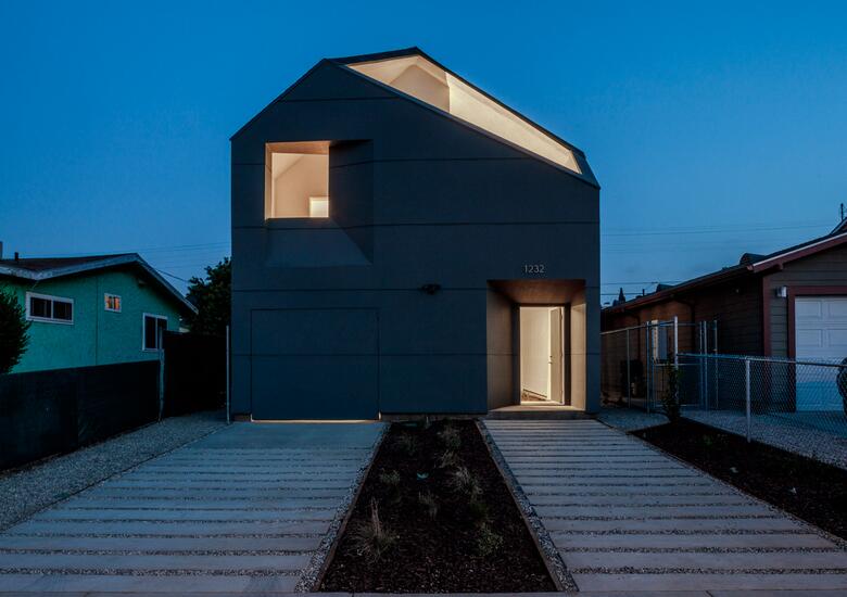 南加利福尼亚建筑学院设计的ivrv黑屋-住宅建在大洛杉矶章人类家园附近,一个非营利组织,为无家可归者的人构建了需要。占地1185平方英尺,两层的家包含三间卧室和两个完整的浴室。顶部有三角玻璃套在屏幕,让光线和空气进入庭院和车库,同时也保护了家庭的入侵者。因此可以在感觉家庭的安全的同时享受时光---酷图编号1163300