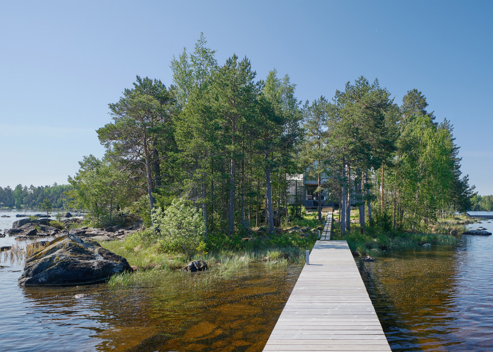 瑞典的别墅-各个方向张开的谷仓,被长满了松树和灌木蓝莓的岬角包围,可以让你大限度地欣赏到如诗如画的水边---酷图编号15