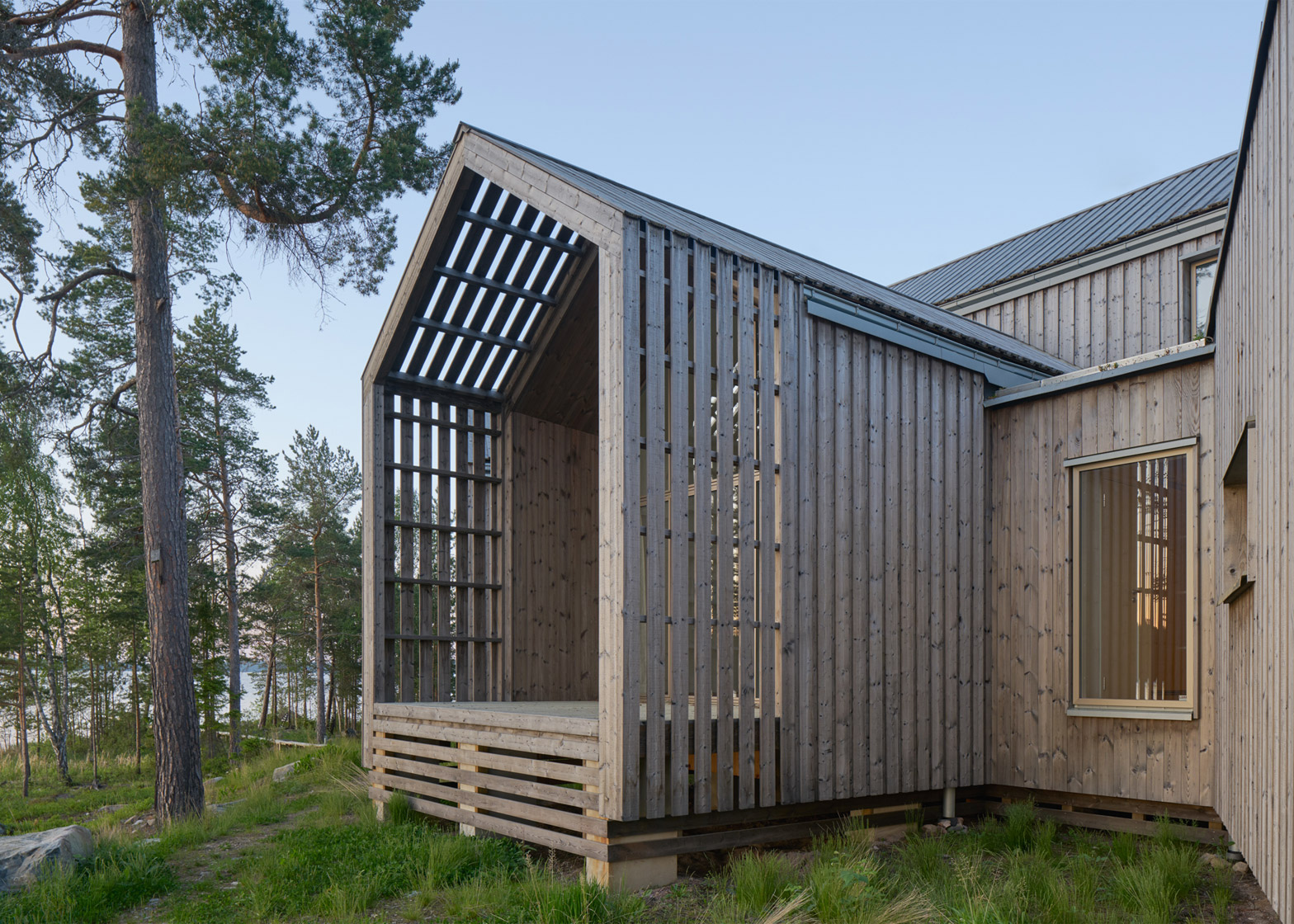 瑞典的别墅-各个方向张开的谷仓,被长满了松树和灌木蓝莓的岬角包围,可以让你大限度地欣赏到如诗如画的水边---酷图编号6