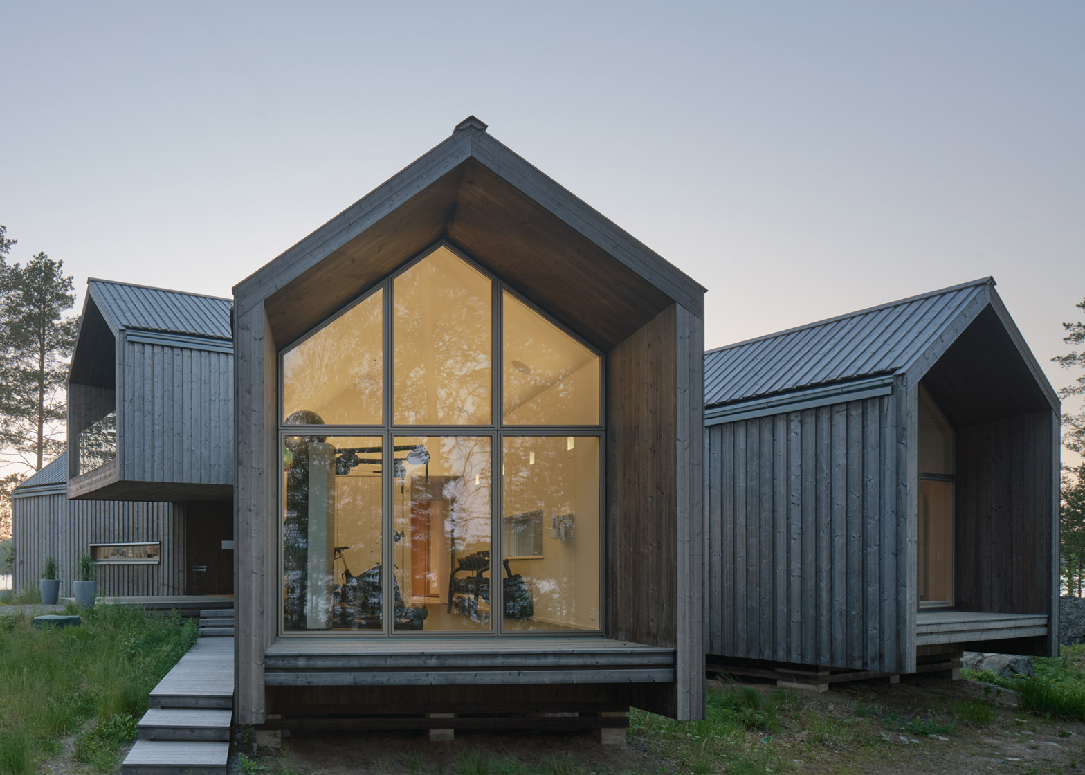 瑞典的别墅-各个方向张开的谷仓,被长满了松树和灌木蓝莓的岬角包围,可以让你大限度地欣赏到如诗如画的水边---酷图编号3