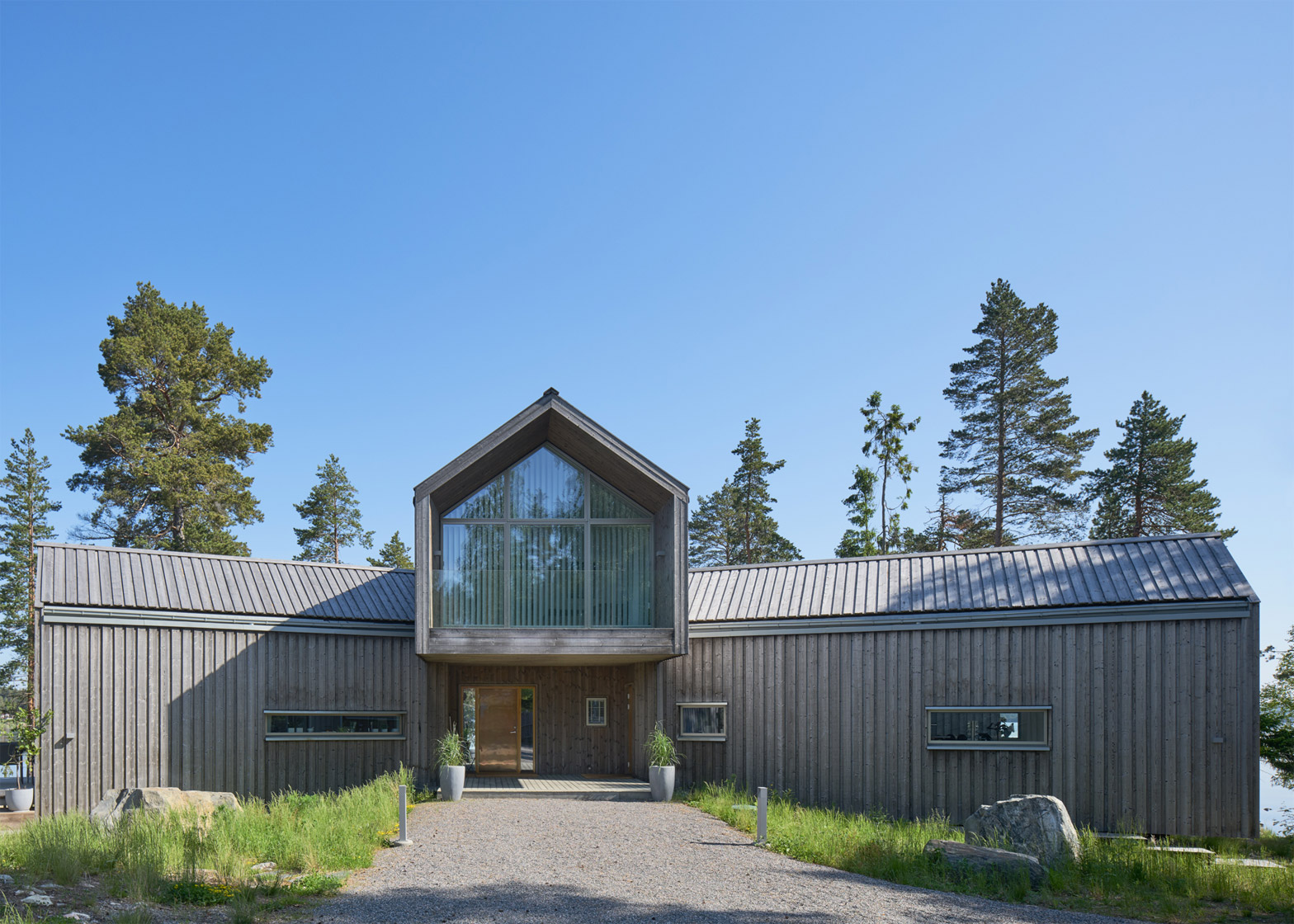 瑞典的别墅-各个方向张开的谷仓,被长满了松树和灌木蓝莓的岬角包围,可以让你大限度地欣赏到如诗如画的水边---酷图编号1