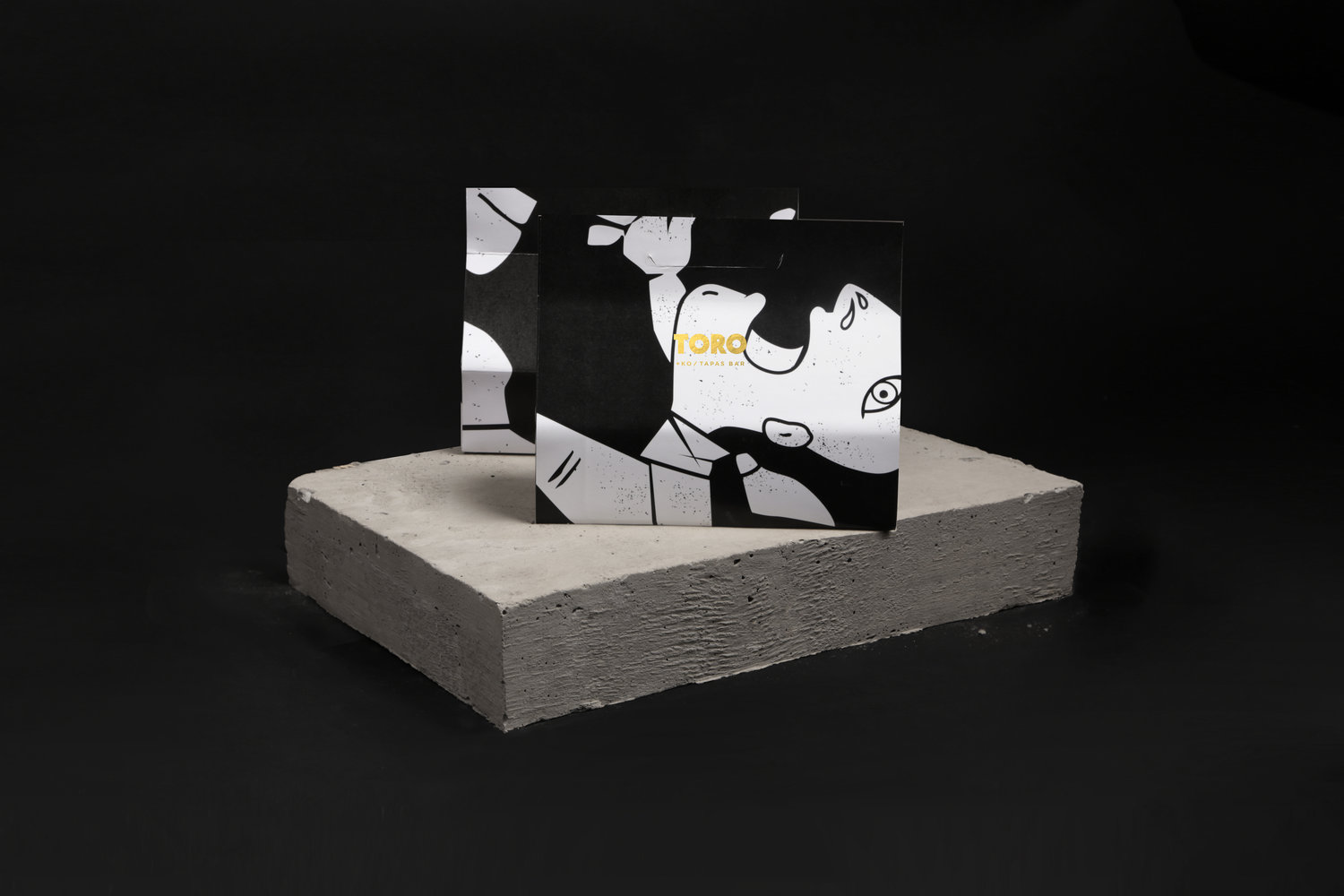 西班牙餐厅TORO-品牌设计-传统黑白色配色方案,外卖袋采用毕加索图纸,增加艺术表现力。---酷图编号1166545