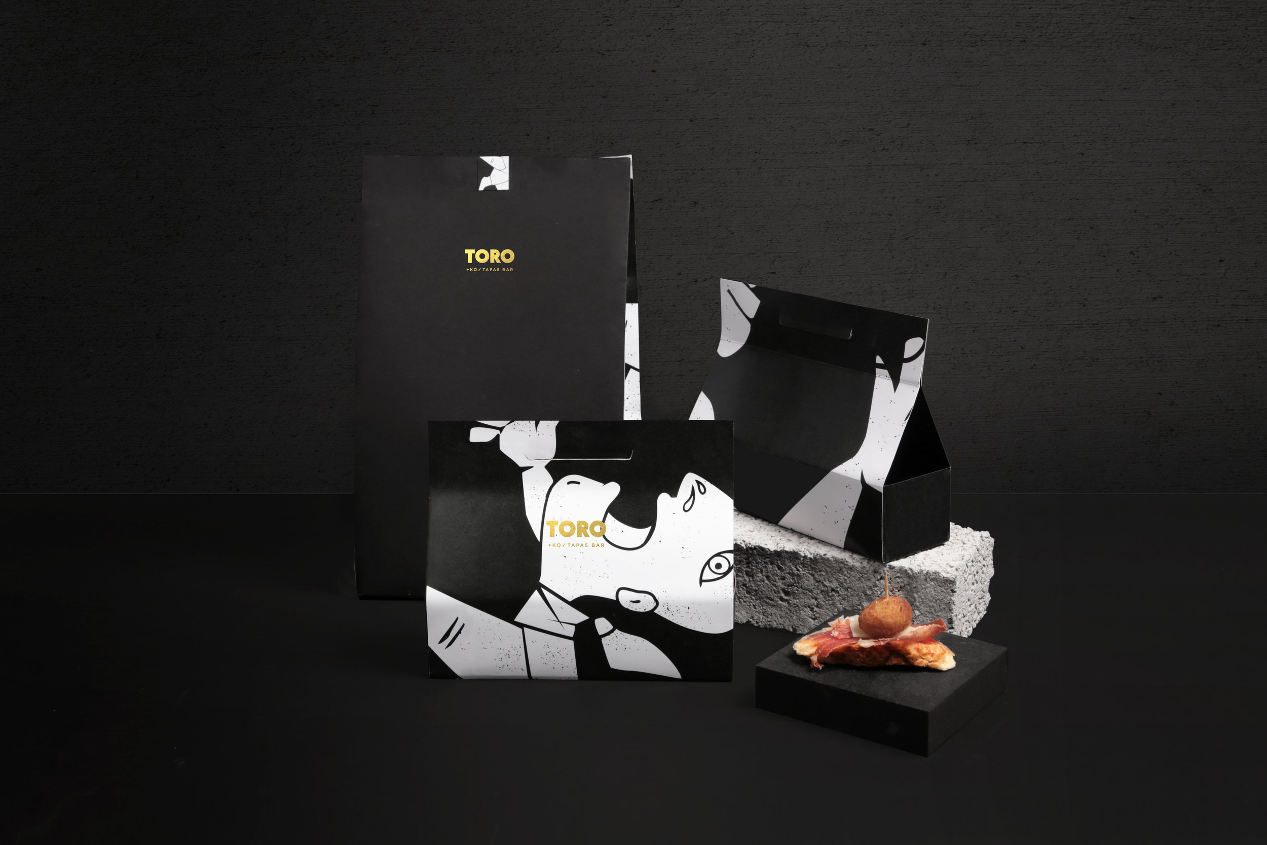 西班牙餐厅TORO-品牌设计-传统黑白色配色方案,外卖袋采用毕加索图纸,增加艺术表现力。---酷图编号1166554