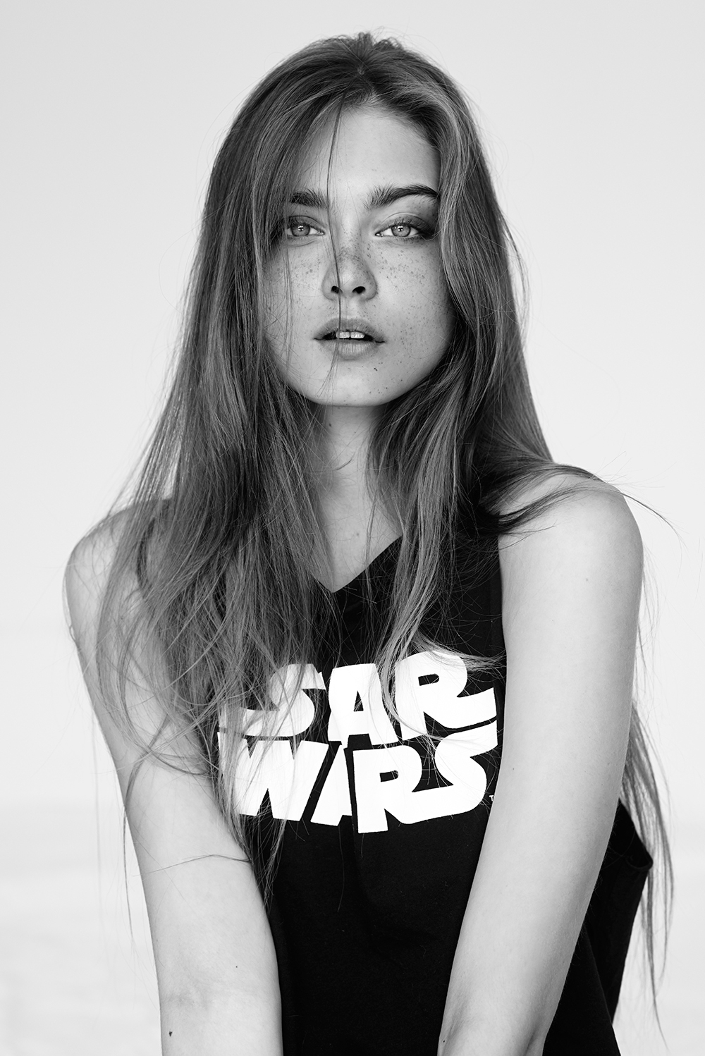 Ola for B-Authentique-黑白雀斑女郎图片