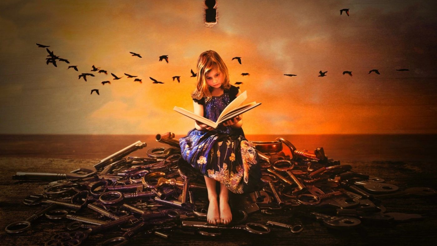 黄昏下坐在钥匙上看书的女孩图片