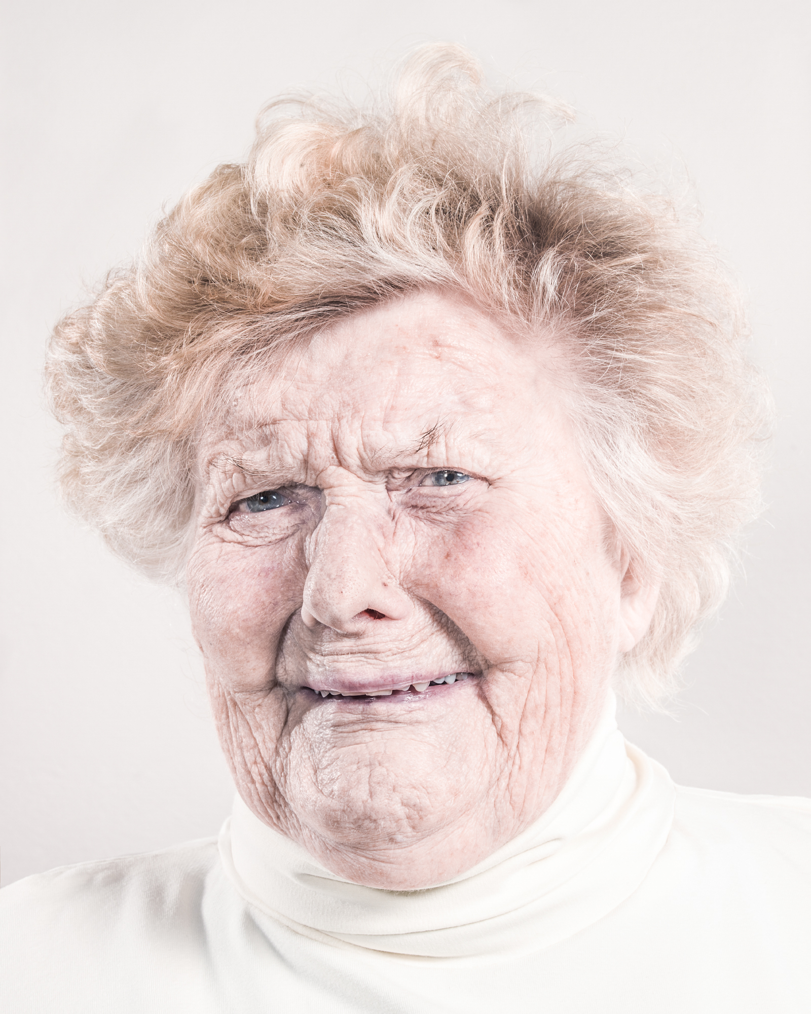 国外气质白发老年女性