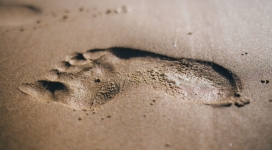 高清晰沙滩脚印写真壁纸
