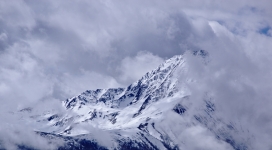 高清晰雪山暴风雪壁纸