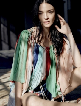 玛莉亚卡拉・波高诺-VOGUE日本-经典的白蓝色风格-看起来比较懒散