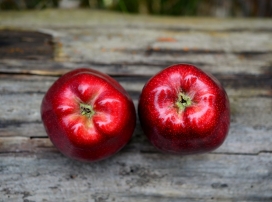 两个红色的苹果