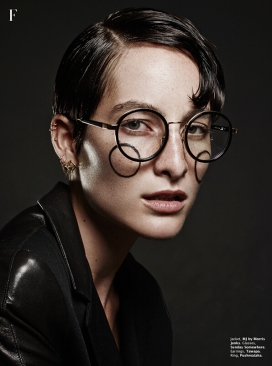 CLOSER-放大镜女人