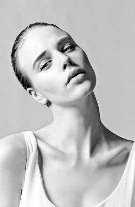 EGO-宁静-情感和活力较深的背景人像