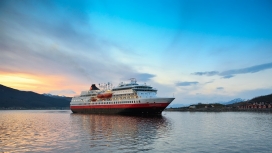 高清晰大型游艇轮船壁纸