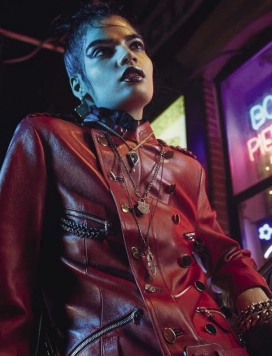 VOGUE时尚对于意大利2016年4月-印度模特演绎纽约市中心的夜晚氛围与平衡度欠佳的剪裁风格