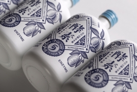 酵素-野生水果复合酶浓缩物捕饮料果汁。丰富的宝蓝色组成的标签以中国文字，英文字母，与水果图像的混合。它使产品看上去有健康和自然