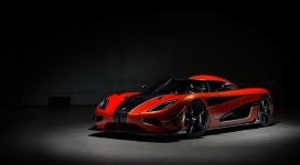 高清晰红黑搭配的科尼赛克跑车壁纸