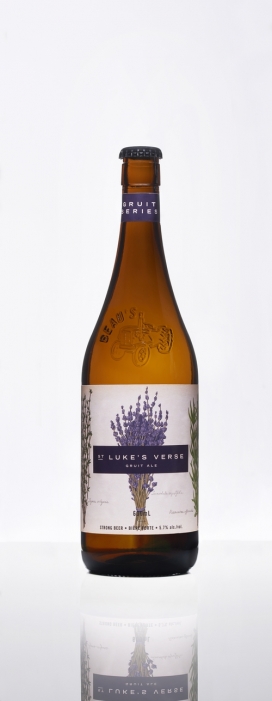 全天然酿造的啤酒-酒瓶上有微妙的小城镇浮雕，给人梦幻般的感觉