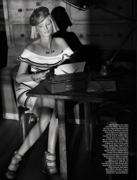 闪烁青年女子,无可挑剔的姿态-VOGUE意大利时尚-复古人像外观