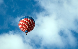 蓝色天空中的彩色热气球壁纸