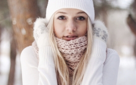 冬季成套装备的女孩
