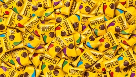 全球推出的HIPPEAS有机鹰嘴豆泡芙系列-挑战全球零食品牌市场，视觉识别包含了简单而醒目的设计元素，这将使品牌在货架上让消费者脱颖而出