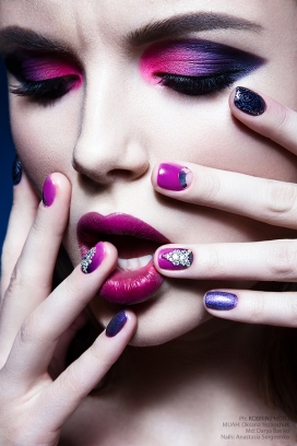 Pink&purple-亮色的化妆美甲女孩人像