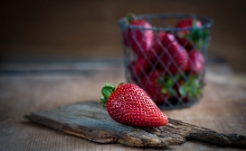 镜头下的红色奶油草莓壁纸