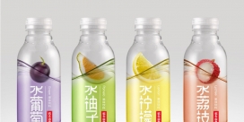 农夫山泉果味适量调味水包装设计-看瓶子都可以让人激发渴望提神解渴的水。设计师通过创建一个浮动水果的错觉，梦幻般的色彩.一个非常简单的方式展现了水的水果风味。有四种口味(水果，葡萄，柚子，荔枝)。
