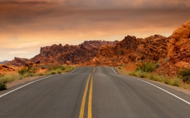 高清晰双黄线马路壁纸