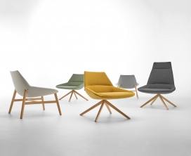 两个不同的高度角软垫天然橡木扶手椅设计-椅子都可以配备一个旋转底座或4腿，均得到轻松，悠闲，舒适的感觉。