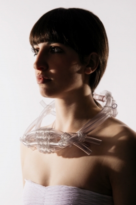 The Dive-透明管与美女结合的人像