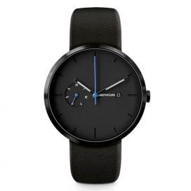 香港greyhours中性模型第一手表-40mm不锈钢表壳与黑色金刚石碳涂层的石英机芯结合哑光黑色表盘，蓝色秒针，小表盘显示的天数，在三点的位置有一个日期窗口，表带采用意大利小牛皮革带