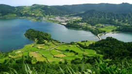 灿烂的亚速尔航空绿地湖壁纸