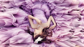 躺在花瓣上的美女