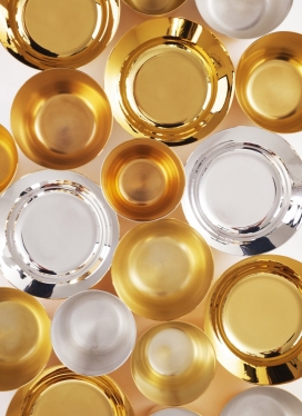 奥地利设计师与银器制造商Jarosinski＆Vaugoin创作的镀金餐具设计，采用非对称对角线外观，有三种不同的尺寸 - 碗，杯和一个大碗