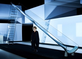 一个九米长的玻璃滑道滑轨