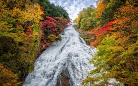 日本秋季大瀑布