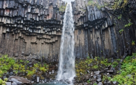 清澈壮观的岩石峭壁瀑布