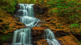 高清晰瀑布层秋季美景壁纸