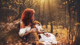阳光树林中抱着狐狸的姑娘