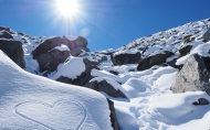 阳光下的雪山心