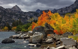 高清晰秋天树湖岩石高峰