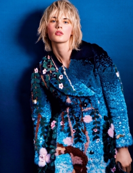 蓝色玫瑰的童话故事-Vogue俄罗斯2016年12月-丰富的冬季仙境女装秀