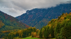 高清晰雾气下的山