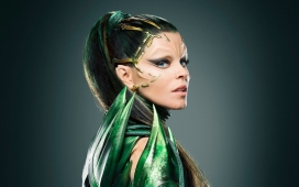 漂亮的电力巡护员