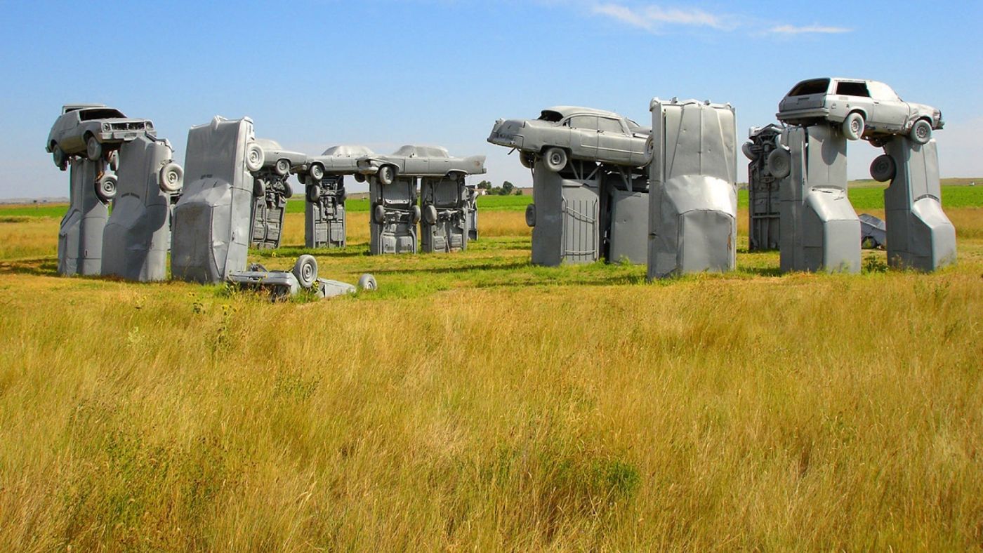 金色田野中的汽车积木图片