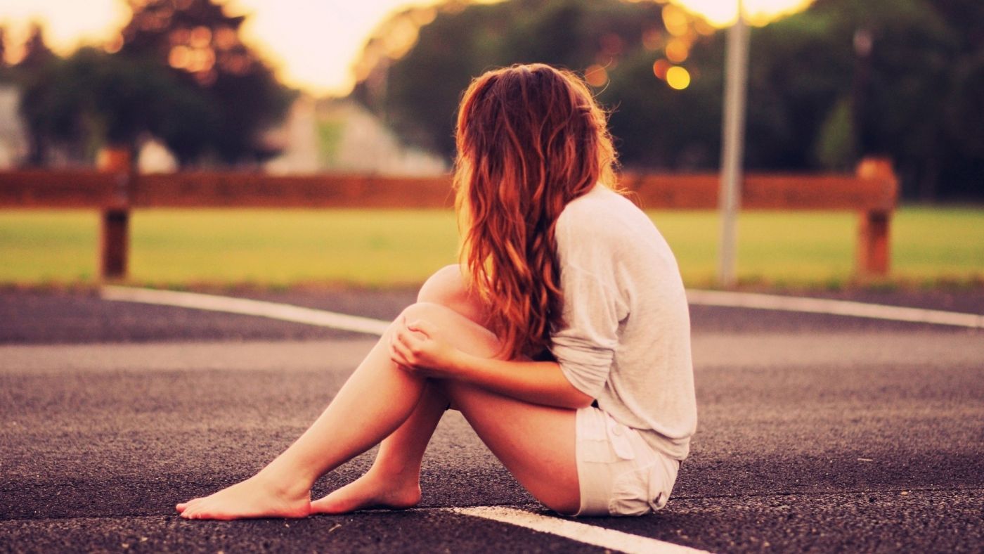 坐在马路上的美女图片